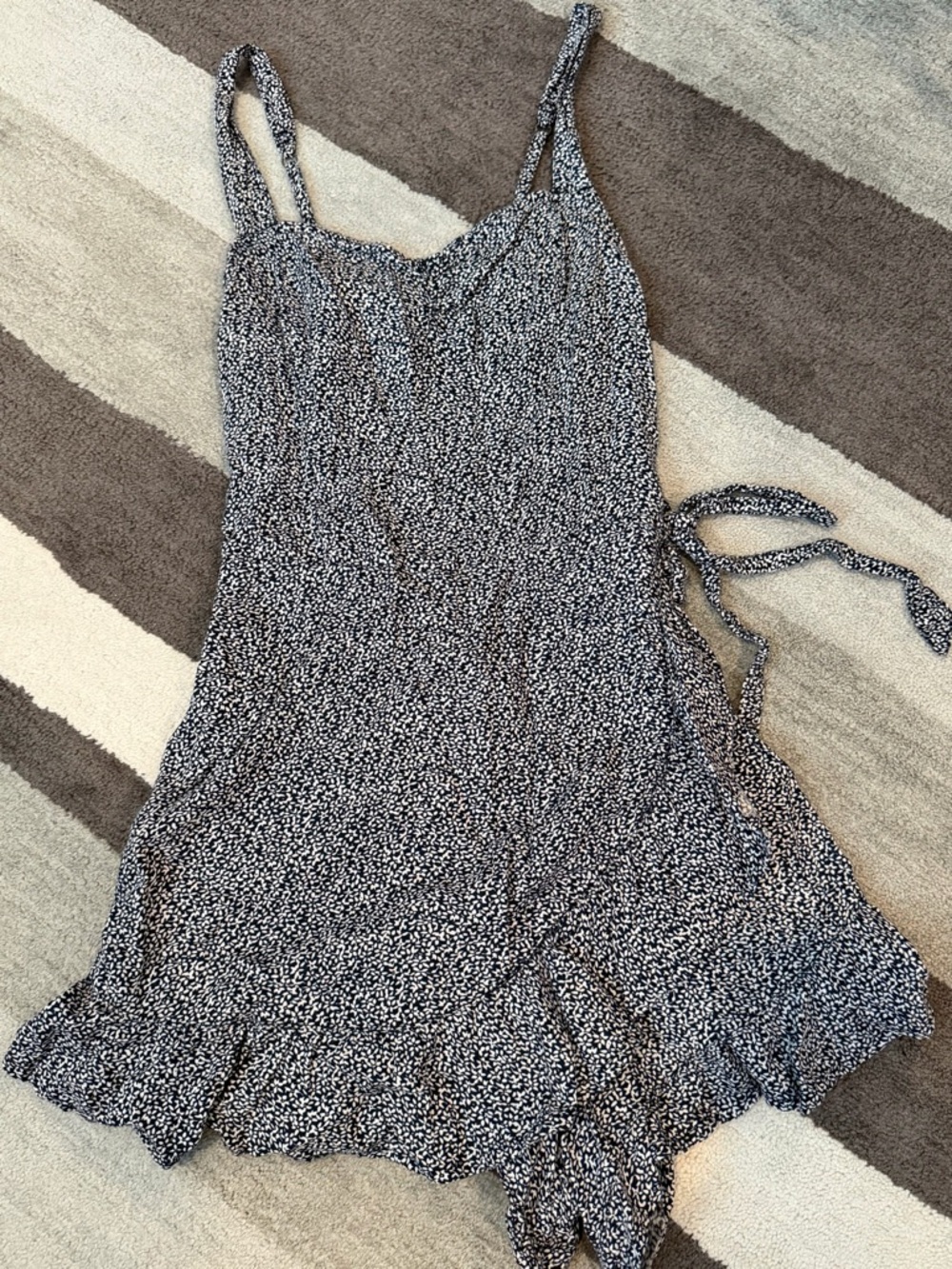 Hollister Ditsy Print Romper Sleeveless Faux Wrap Size XSmall